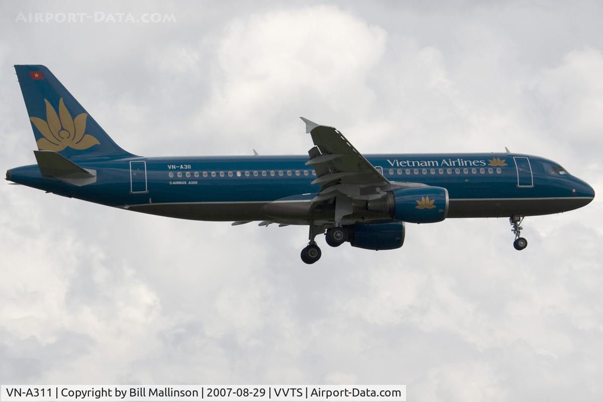 VN-A311, 1997 Airbus A320-214 C/N 650, finals to 25L