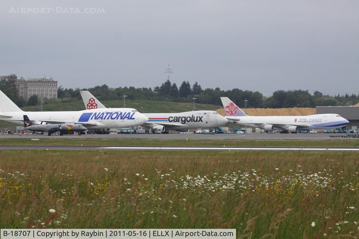 B-18707, 2001 Boeing 747-409F/SCD C/N 30764, Left side of the cargo tarmarc with B-18707,LX-SCV,TF-NAC and the tiny G-BTPH