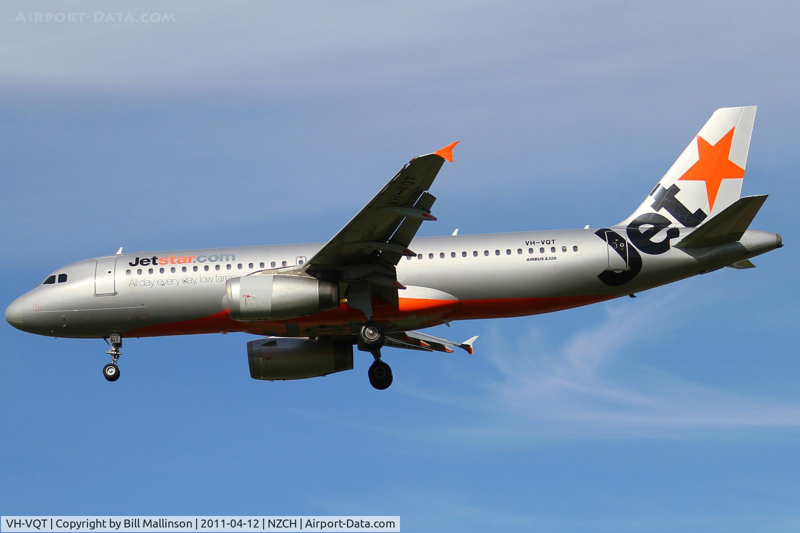 VH-VQT, 2005 Airbus A320-232 C/N 2475, finals to 02