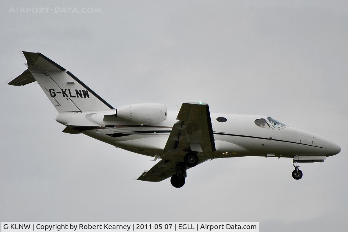 G-KLNW, 2008 Cessna 510 Citation Mustang Citation Mustang C/N 510-0157, On short finals for r/w 9L