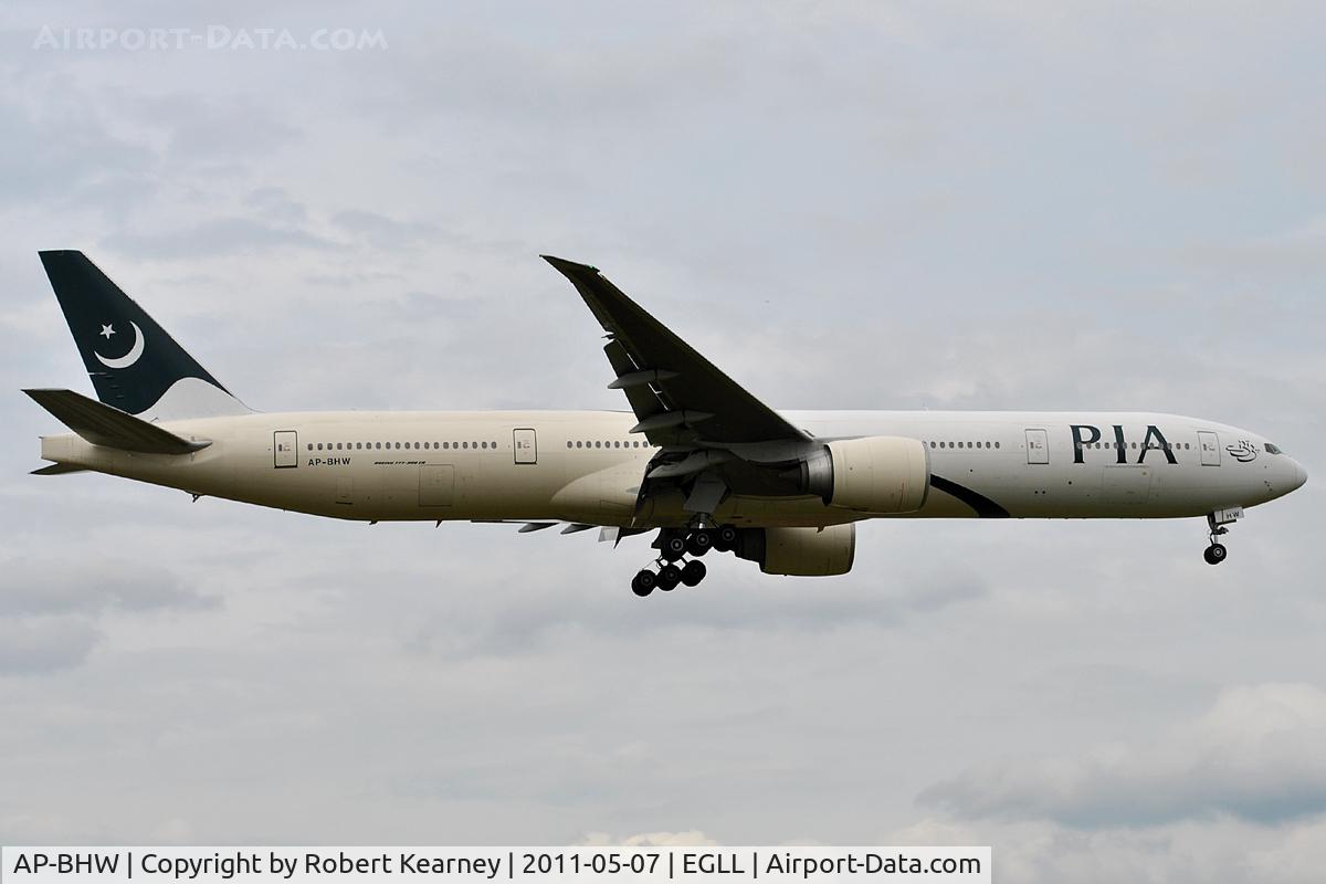 AP-BHW, 2007 Boeing 777-340/ER C/N 33779, On short finals for r/w 9L