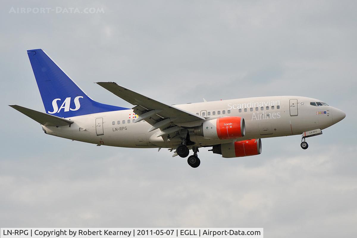 LN-RPG, 1999 Boeing 737-683 C/N 28310, On short finals for r/w 9L