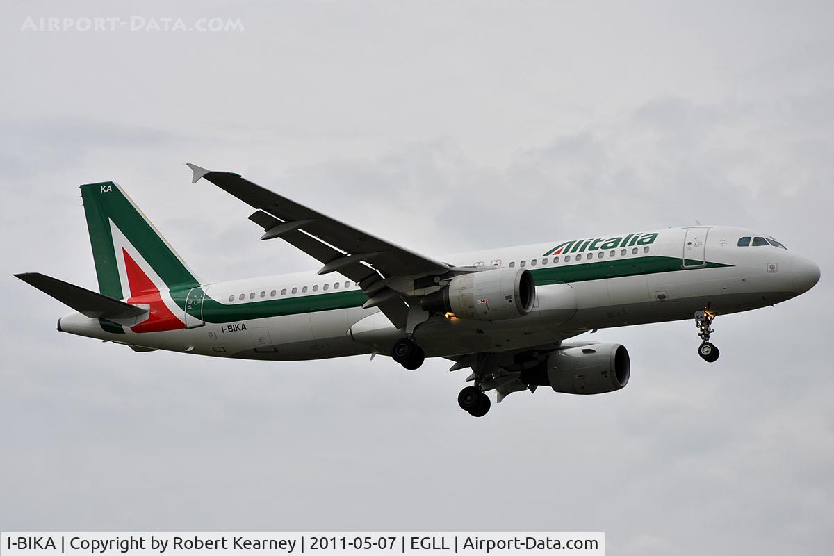 I-BIKA, 1999 Airbus A320-214 C/N 951, On short finals for r/w 9L