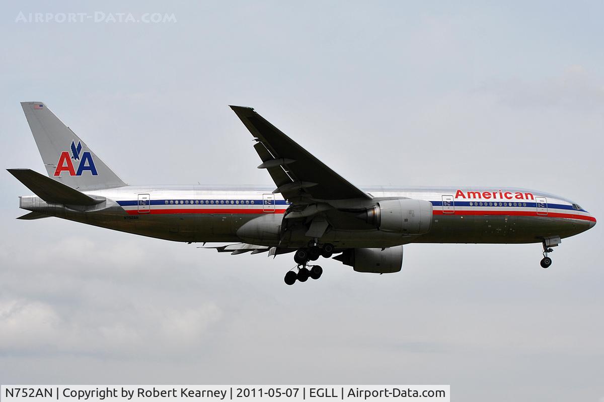 N752AN, 2001 Boeing 777-223 C/N 30260, On short finals for r/w 9L