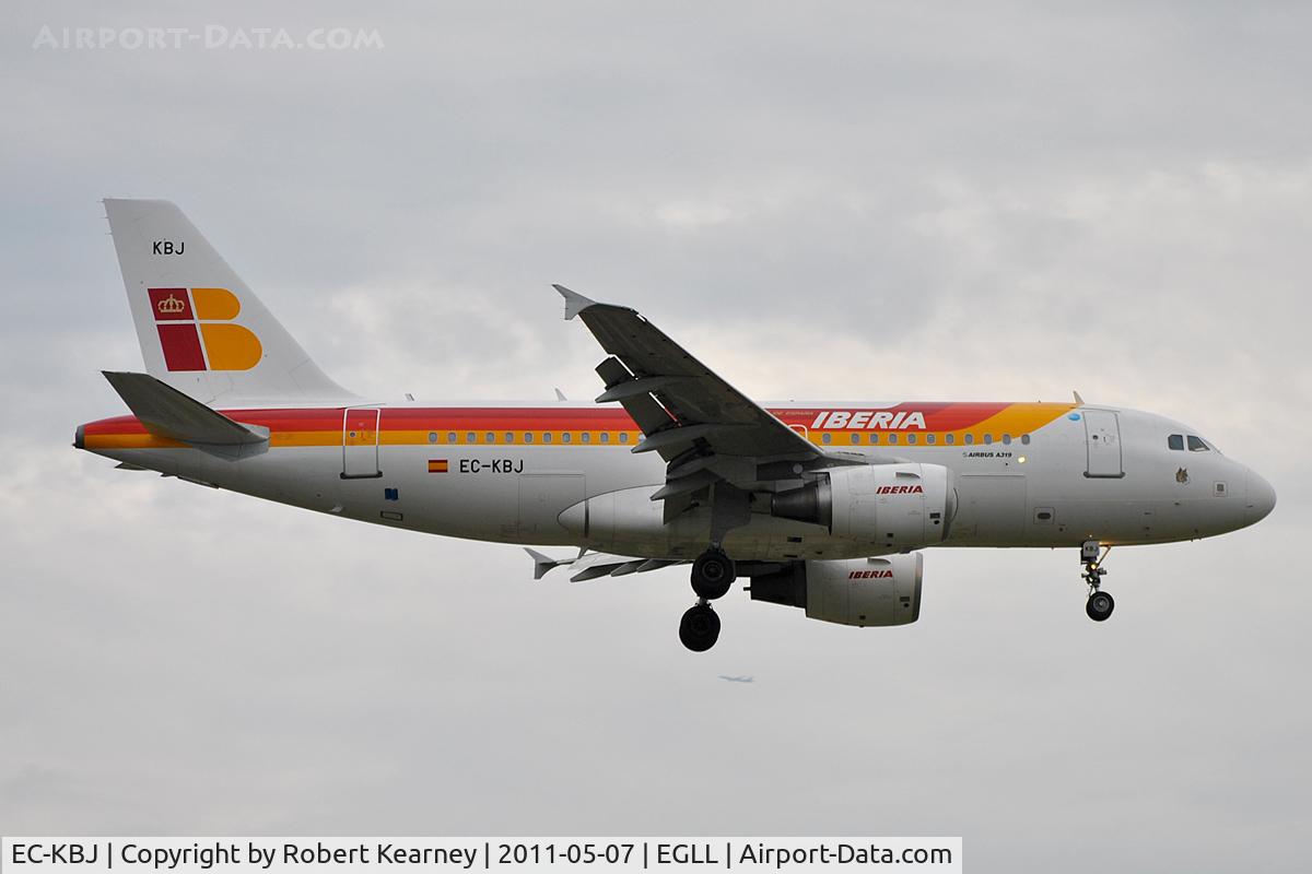 EC-KBJ, 2007 Airbus A319-111 C/N 3054, On short finals for r/w 9L