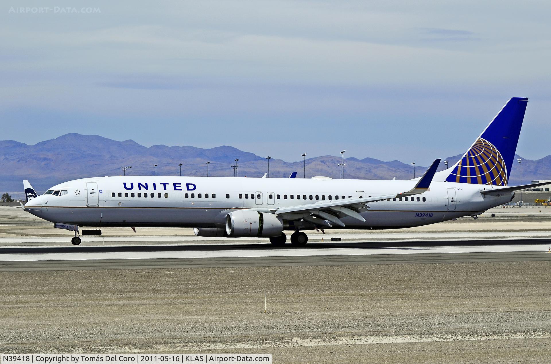 N39418, 2008 Boeing 737-924/ER C/N 33456, United Airlines Boeing 737-924/ER N39418 (cn 33456/2547)

Las Vegas - McCarran International (LAS / KLAS)
USA - Nevada, May 16, 2011
Photo: Tomás Del Coro