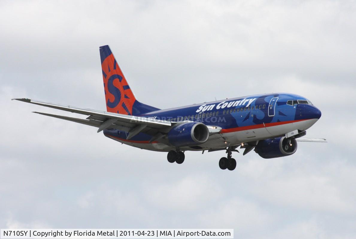 N710SY, 2001 Boeing 737-7Q8 C/N 30629, Sun Country 737-700