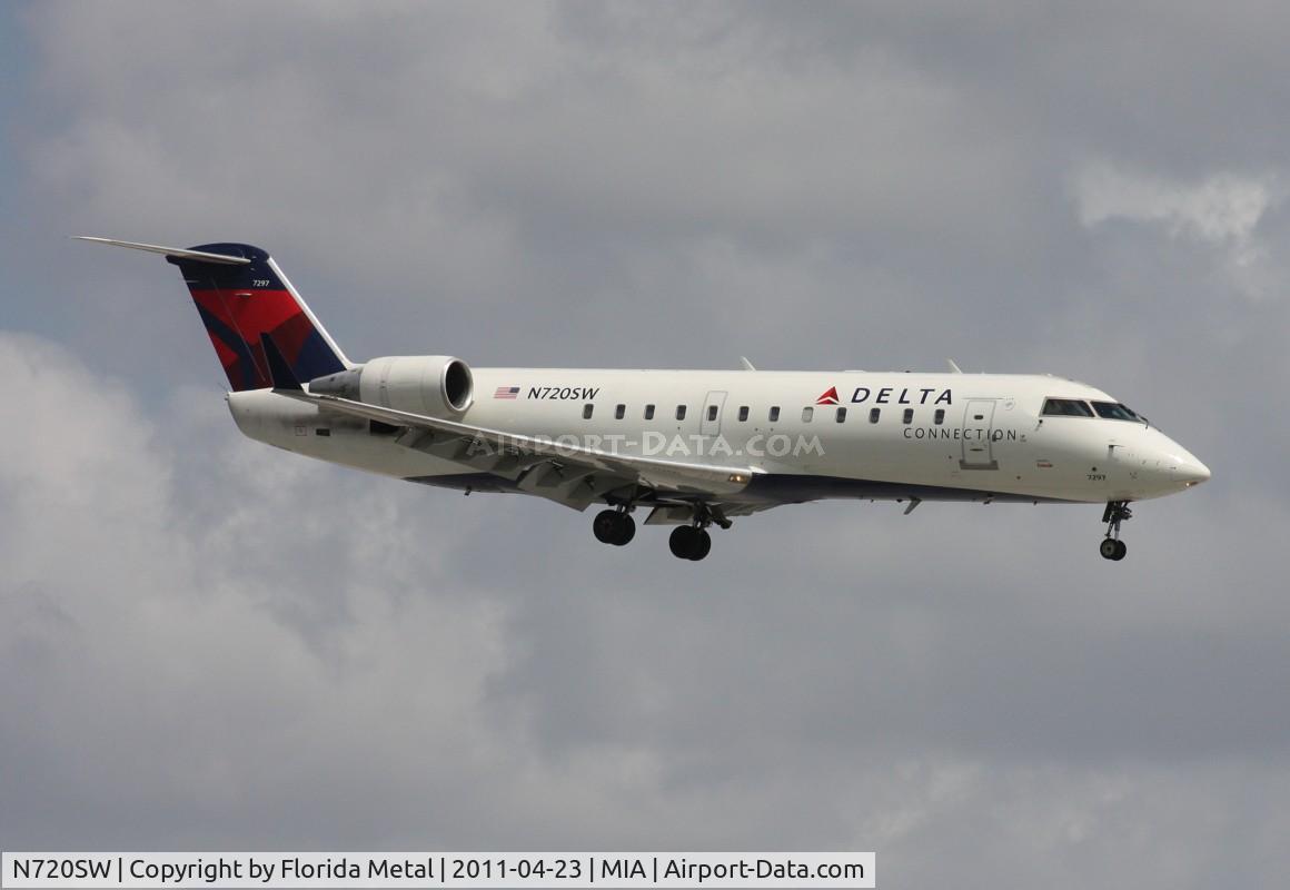 N720SW, 1999 Bombardier CRJ-100ER (CL-600-2B19) C/N 7297, Skywest CRJ-200