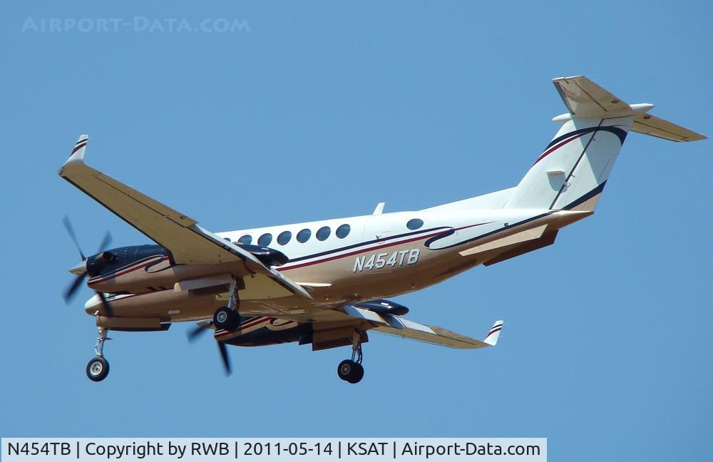 N454TB, 2007 Hawker Beechcraft 350 King Air (B300) C/N FL-554, Landing 30L