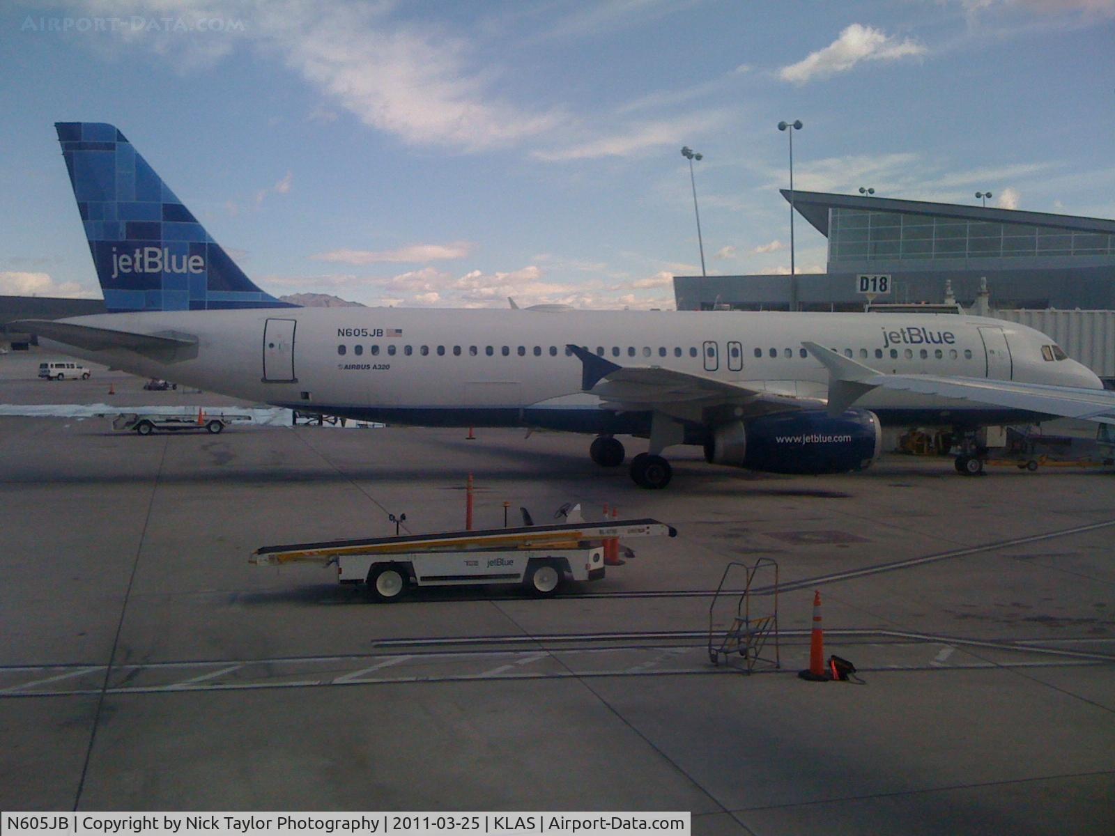N605JB, 2005 Airbus A320-232 C/N 2368, At the gate at LAS