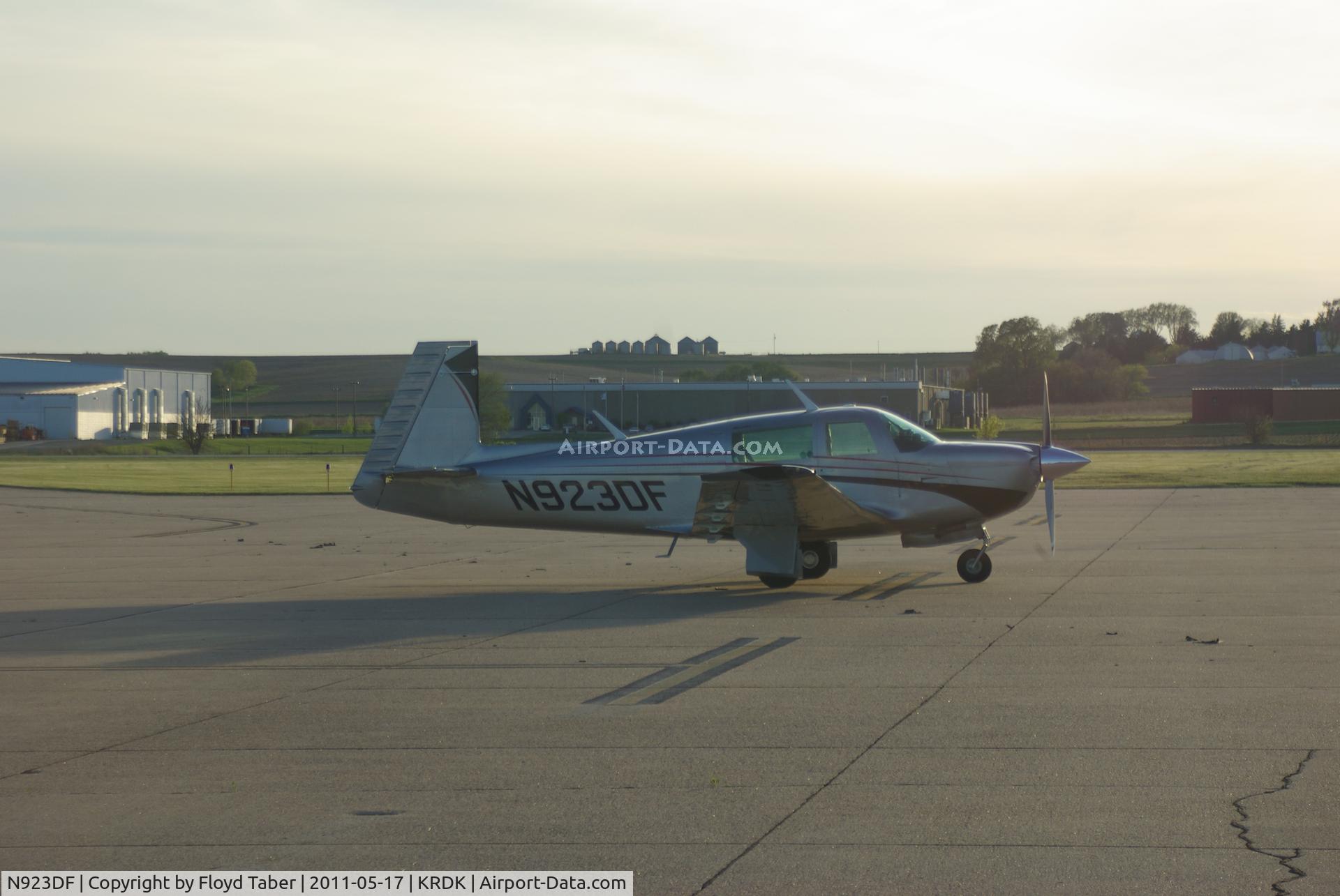 N923DF, 1979 Mooney M20J 201 C/N 24-0908, In for a quick stop