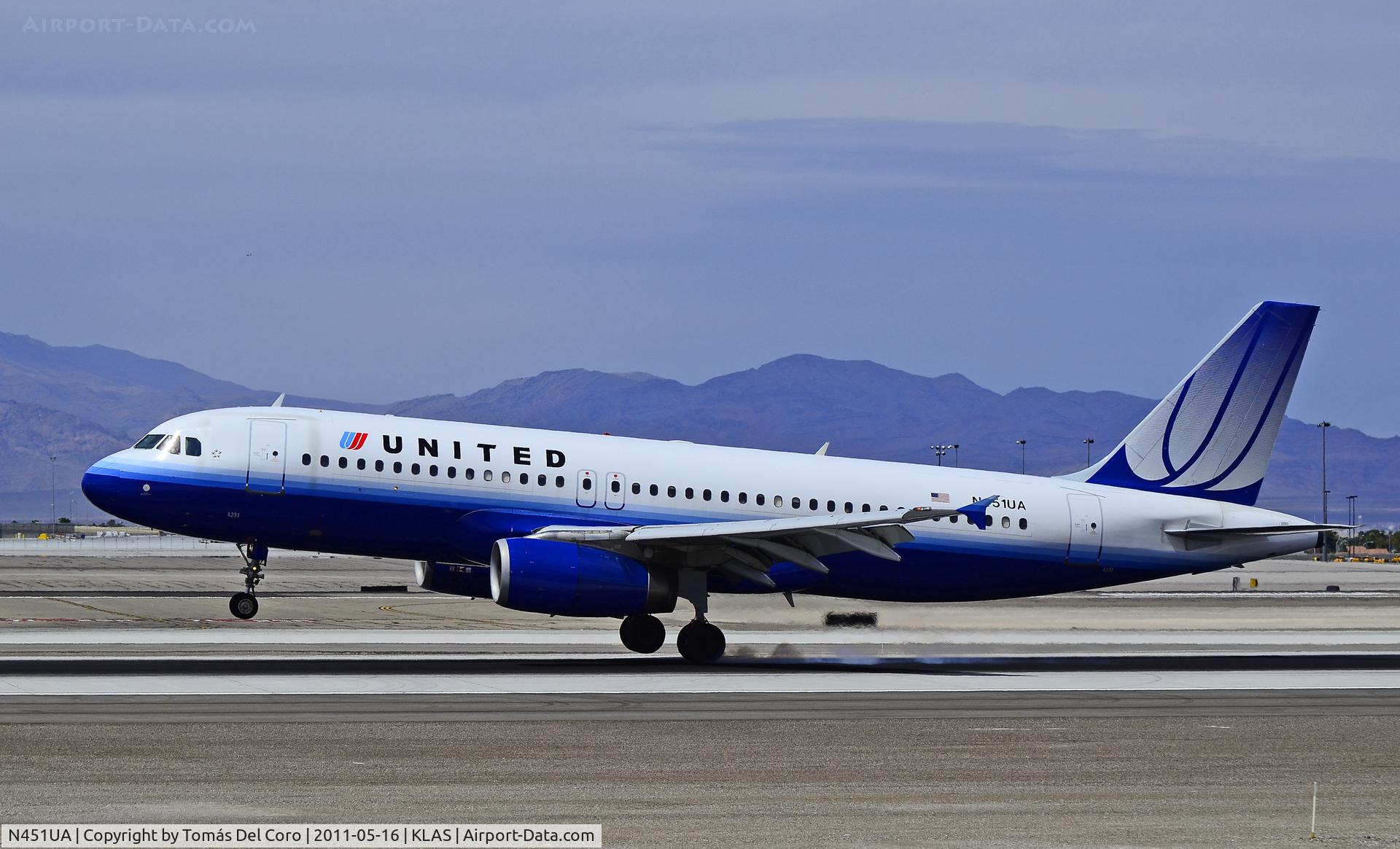 N451UA, 1998 Airbus A320-232 C/N 865, United Airlines Airbus A320-232 N451UA (cn 865)

Las Vegas - McCarran International (LAS / KLAS)
USA - Nevada, May 16, 2011
Photo: Tomás Del Coro