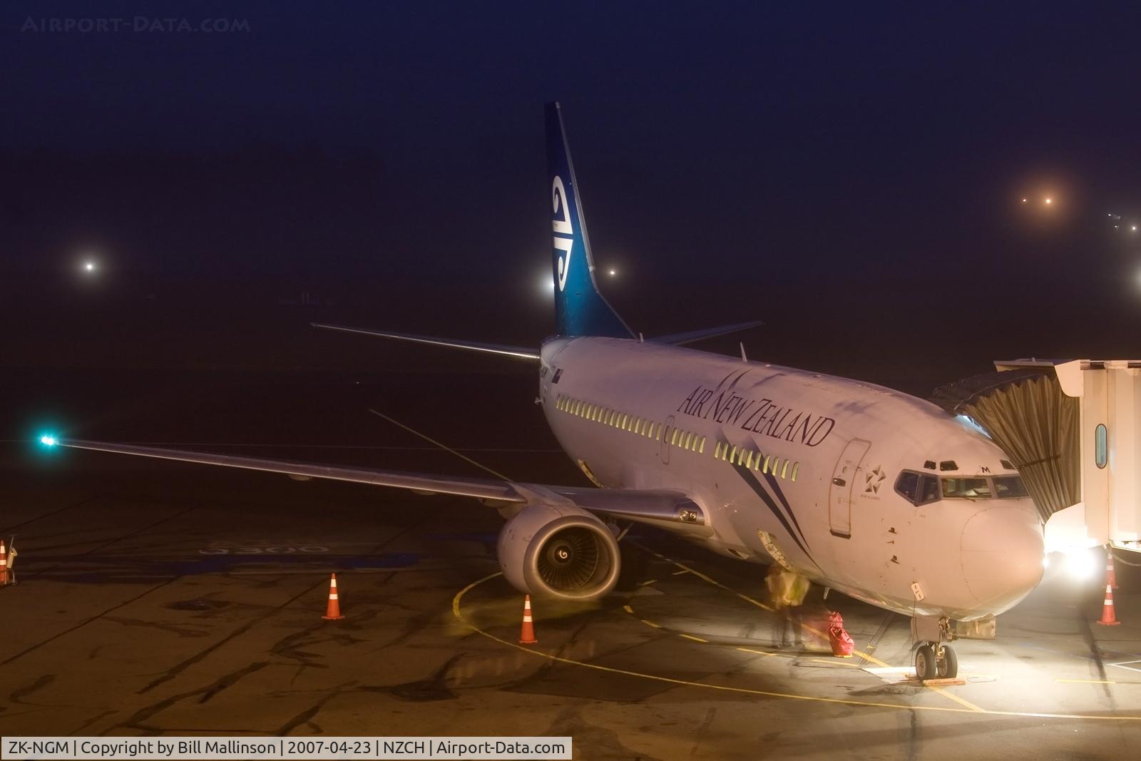 ZK-NGM, 1995 Boeing 737-3K2 C/N 28085, on a cold and foggy morning