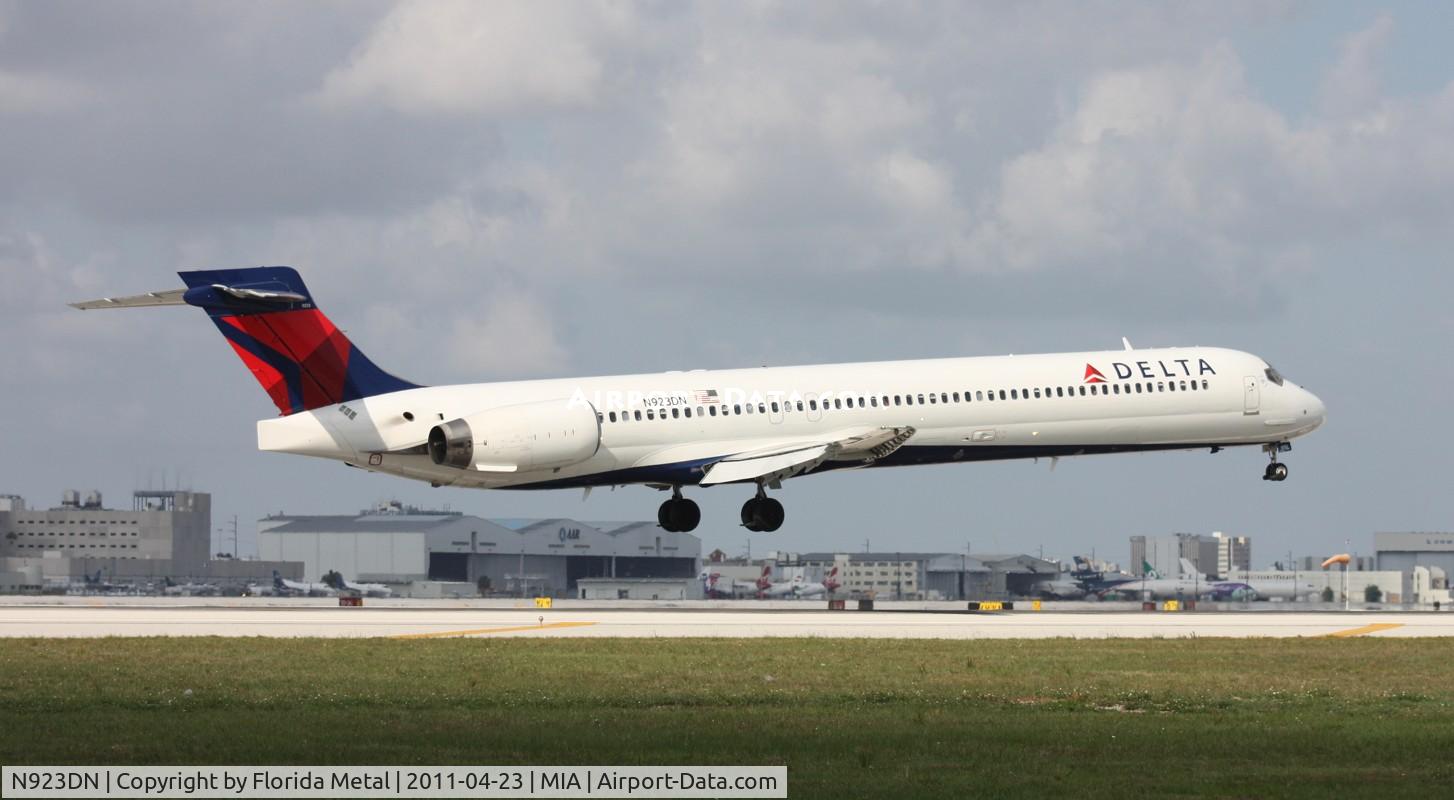 N923DN, 1998 McDonnell Douglas MD-90-30 C/N 53585, Delta MD-90