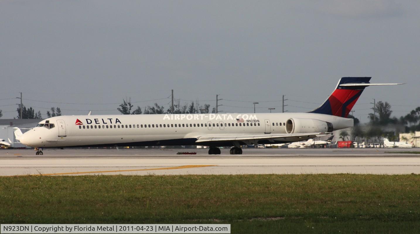 N923DN, 1998 McDonnell Douglas MD-90-30 C/N 53585, Delta MD-90
