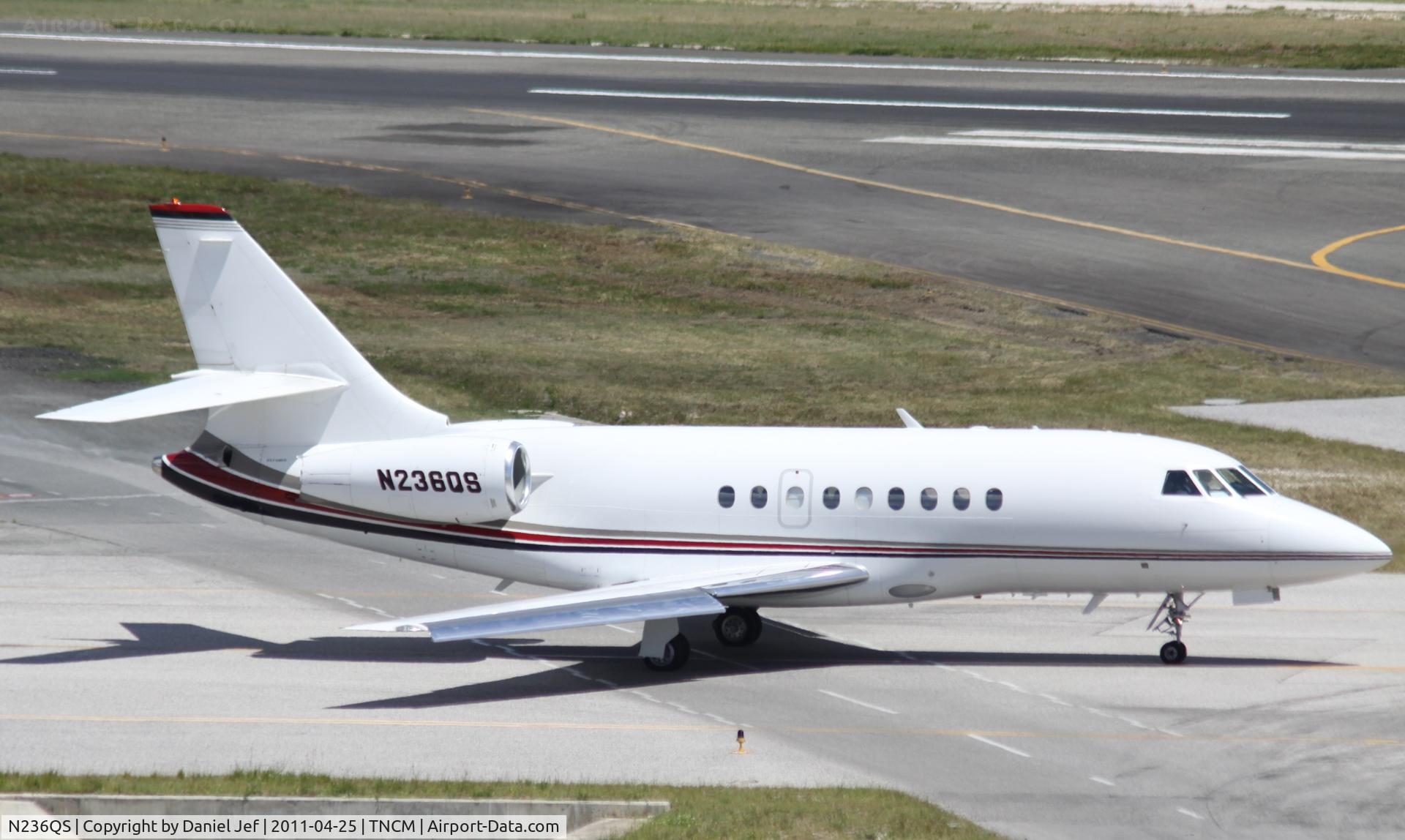 N236QS, 2000 Dassault Falcon 2000 C/N 136, N236QS taxing for take off at TNCM