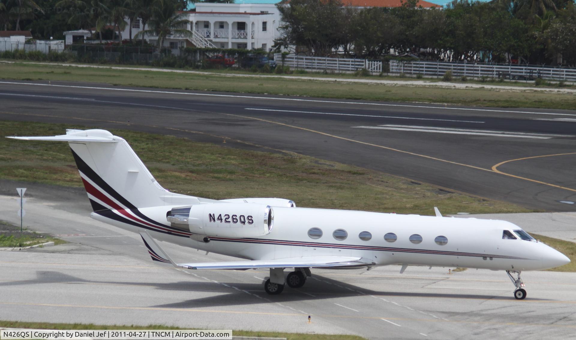 N426QS, 2000 Gulfstream Aerospace G-IV C/N 1426, N426QS taxing for take off at tNCM