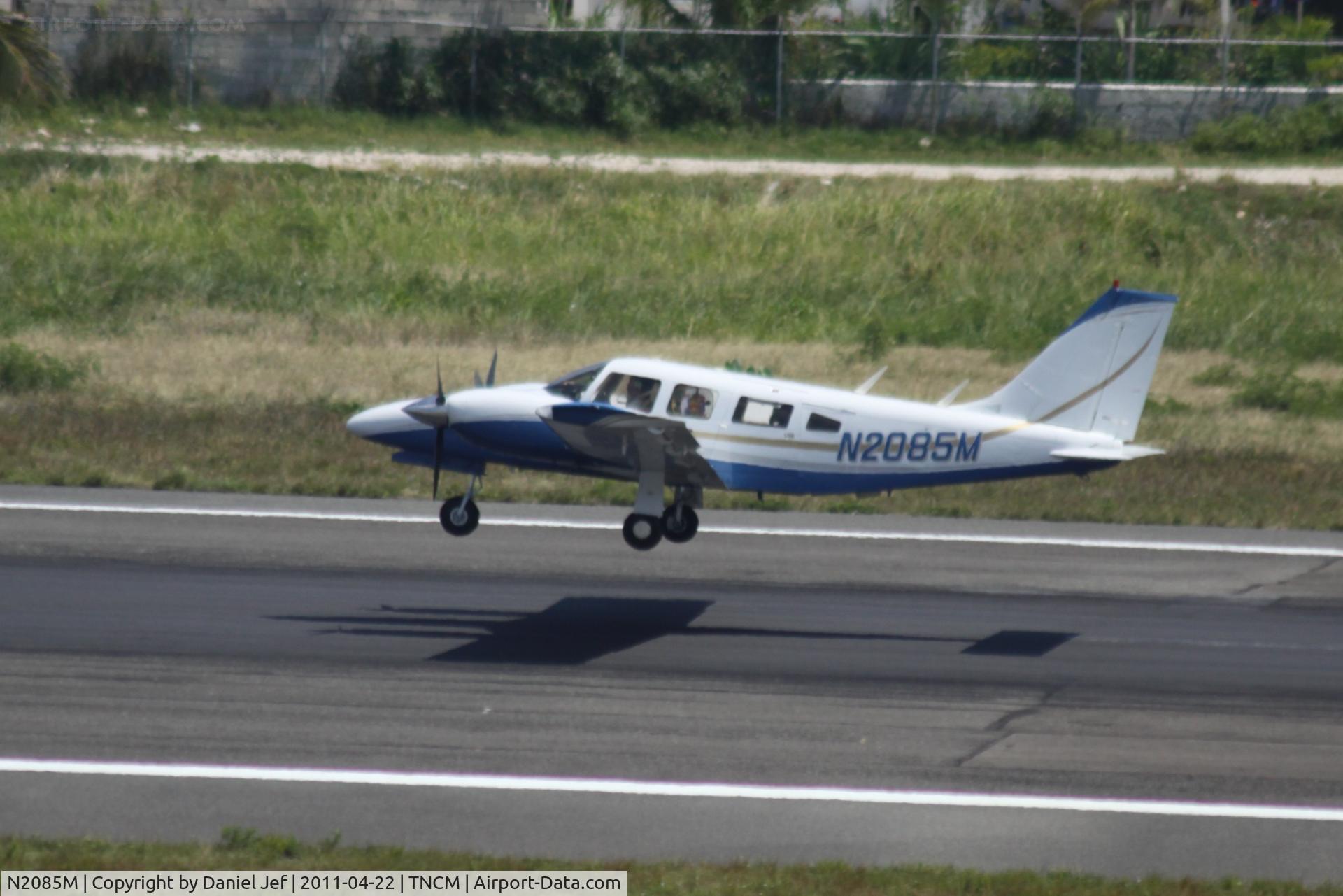 N2085M, 1977 Piper PA-34-200T C/N 34-7870063, N085M landing at TNCM