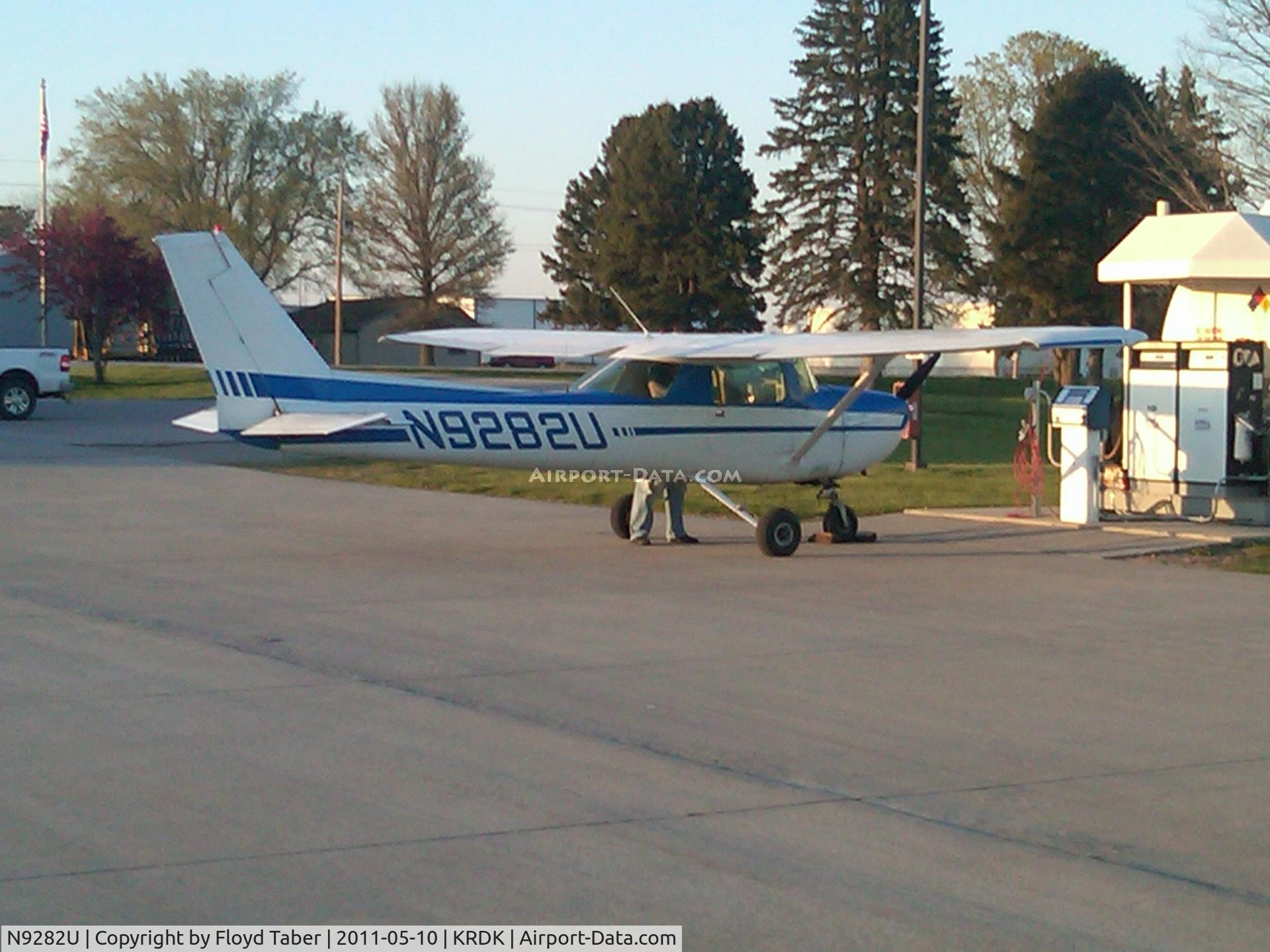 N9282U, 1976 Cessna 150M C/N 15078232, In for some fuel