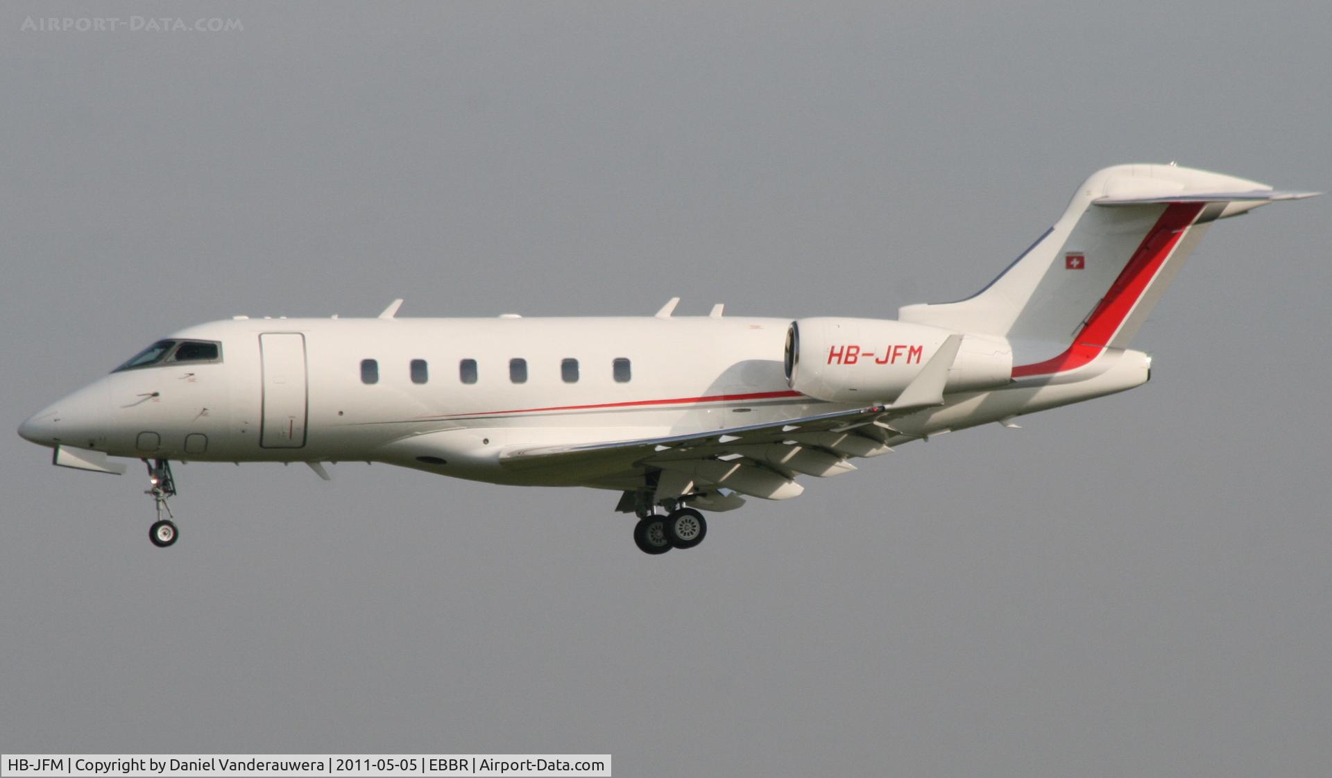 HB-JFM, 2004 Bombardier Challenger 300 (BD-100-1A10) C/N 20022, Descending to RWY 25L