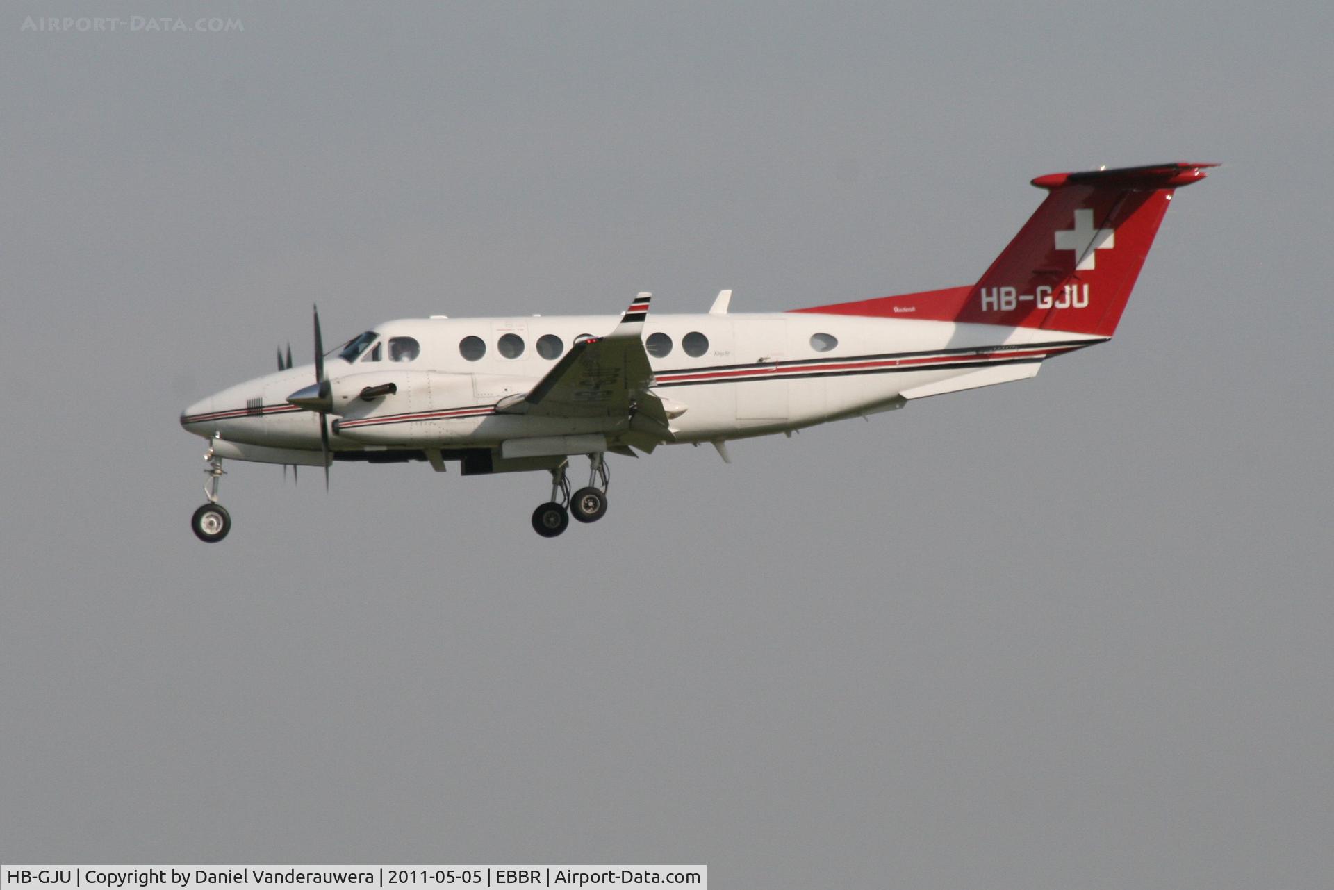 HB-GJU, Raytheon King Air 350 (B300) C/N FL-327, Descending to RWY 25L
