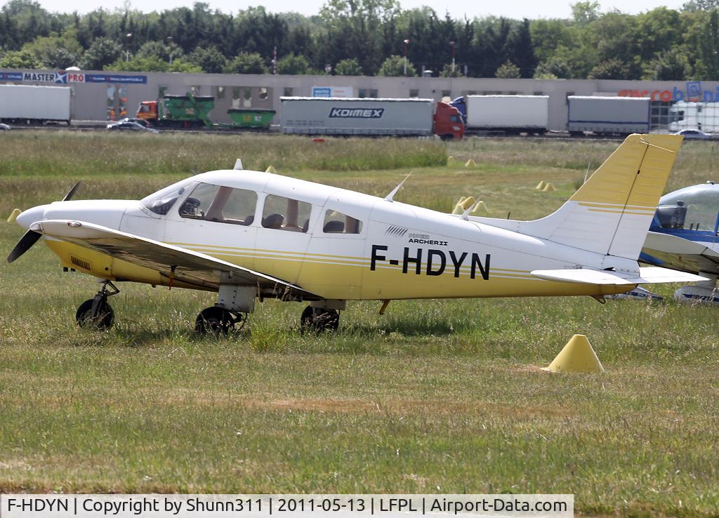 F-HDYN, 1986 Piper PA-28-181 C/N 28-8690048, Parked...