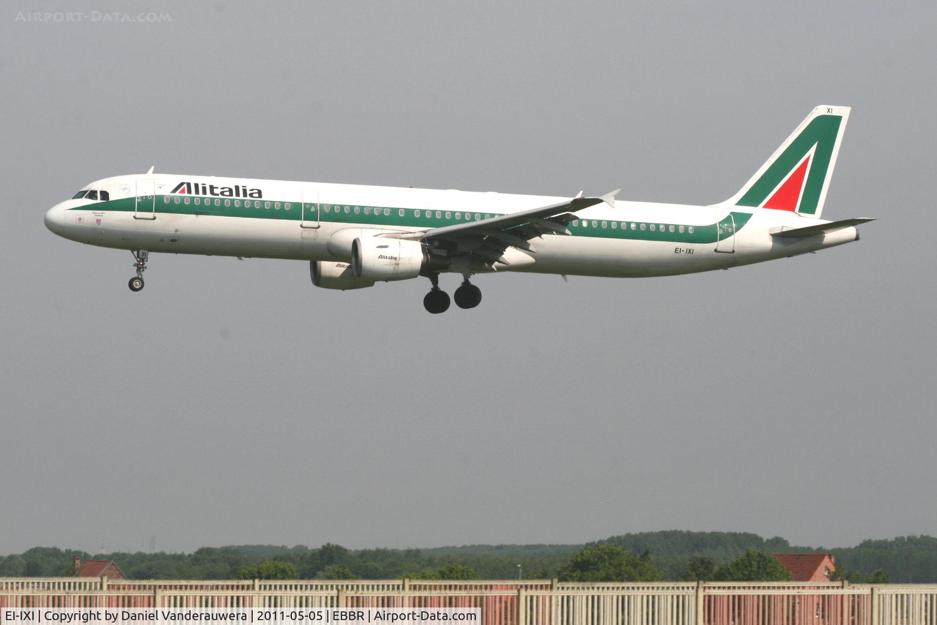 EI-IXI, 1994 Airbus A321-112 C/N 494, Flight AZ 156 is descending to RWY 25L