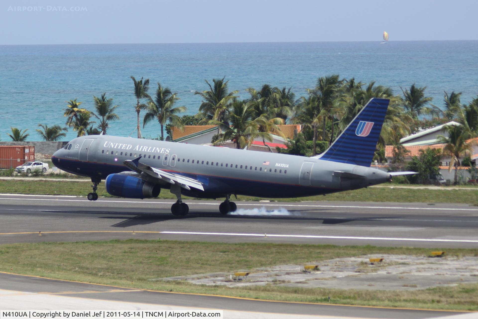 N410UA, 1994 Airbus A320-232 C/N 463, N410UA landing at TNCM