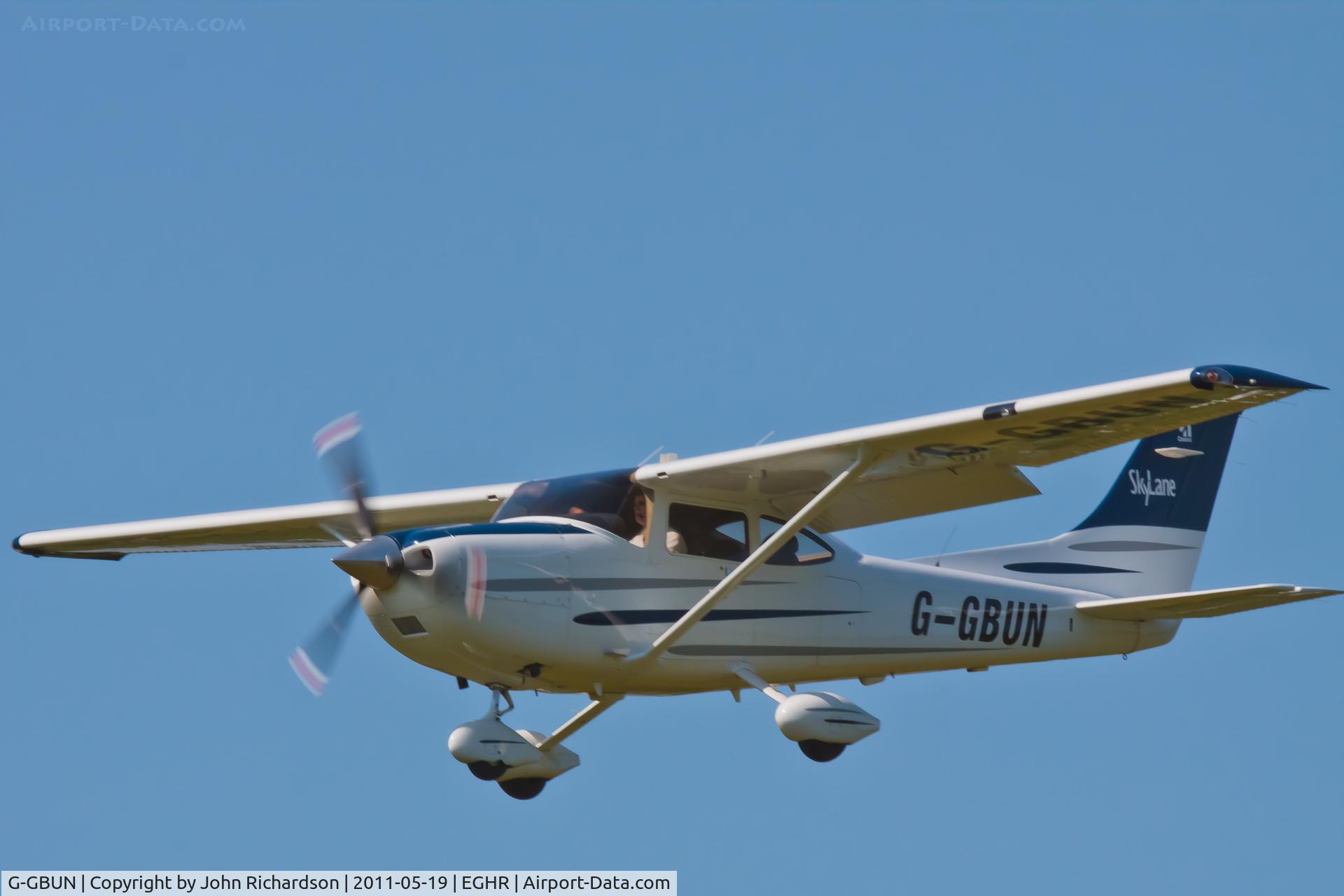 G-GBUN, 2003 Cessna 182T Skylane C/N 18281280, Finals for runway 24