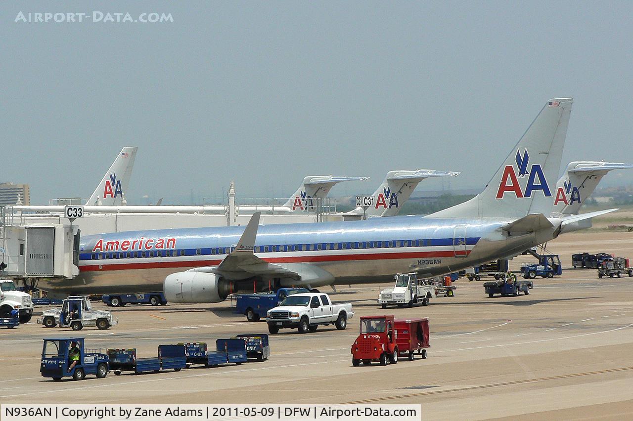 N936AN, 2000 Boeing 737-823 C/N 29532, American Airlines at the gate - DFW Airport, TX