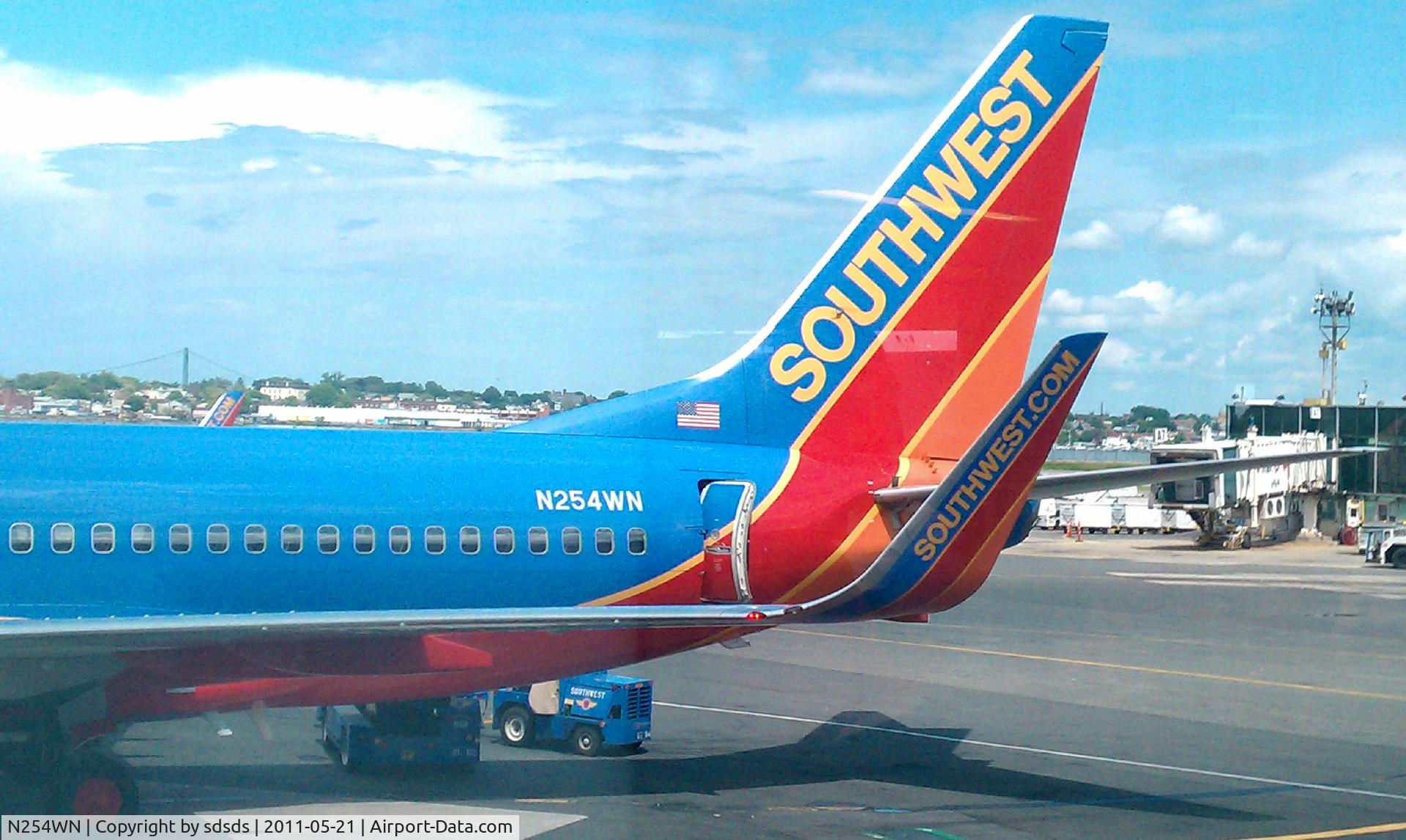 N254WN, 2006 Boeing 737-7H4 C/N 32512, At La Guardia