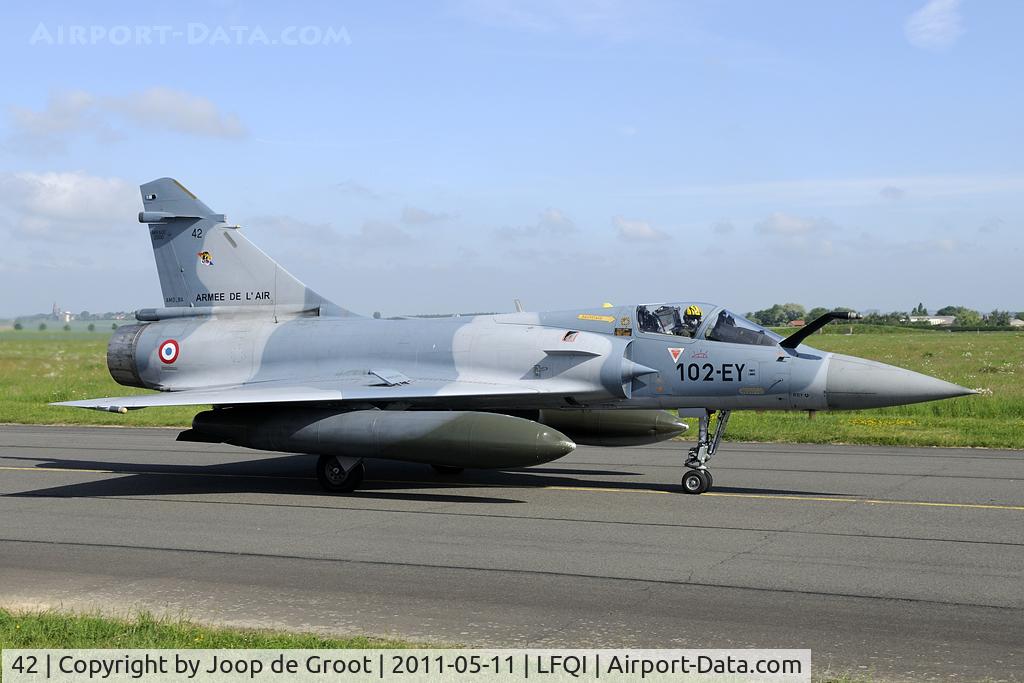 42, Dassault Mirage 2000-5F C/N 200, the ECE05/330 SPA164 badge is not often applied. This Mirage still has the GC01.002 code.