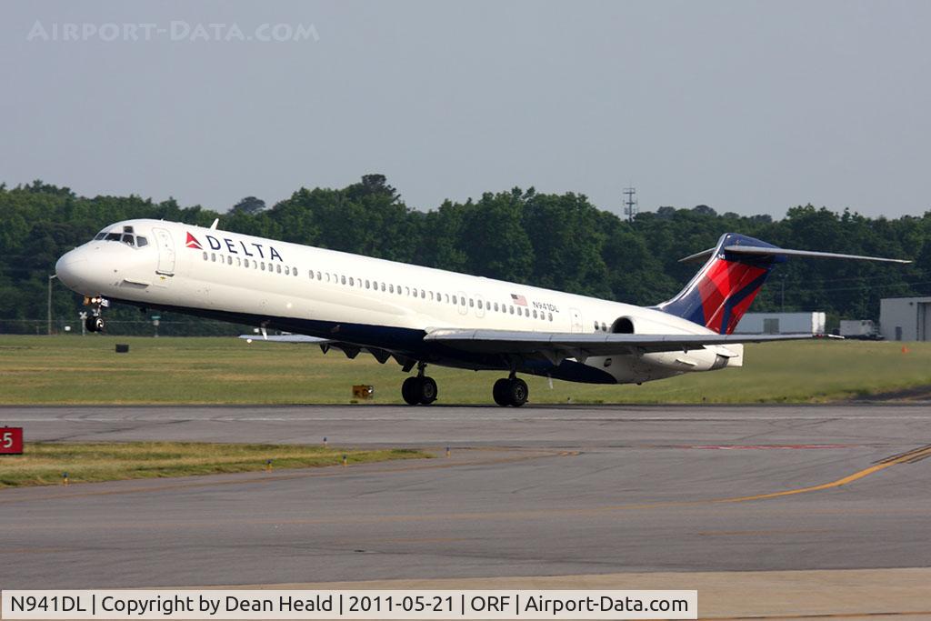 N941DL, 1989 McDonnell Douglas MD-88 C/N 49814, Delta Air Lines N941DL (FLT DAL1575) departing RWY 5 en route to Hartsfield-Jackson Atlanta Int'l (KATL).