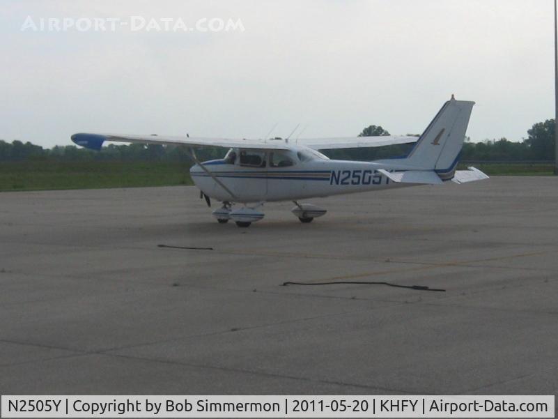 N2505Y, 1963 Cessna 172D C/N 17249805, On the ramp at Greenwood, IN