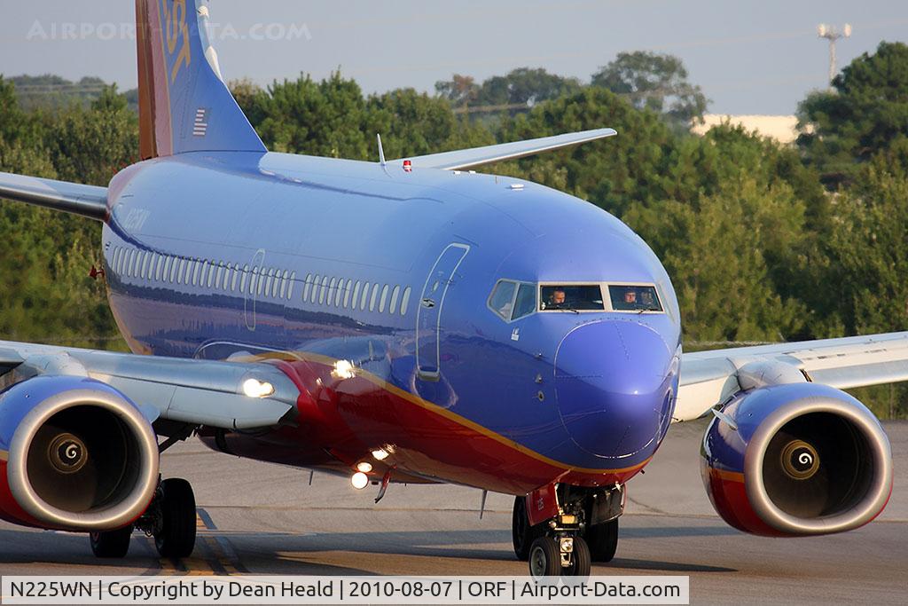 N225WN, 2005 Boeing 737-7H4 C/N 34333, Southwest Airlines N225WN exiting RWY 5 at Taxiway Echo.