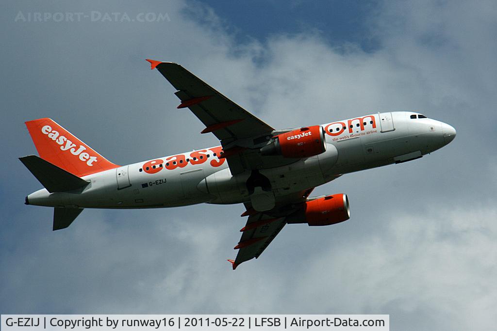 G-EZIJ, 2005 Airbus A319-111 C/N 2477, regular flight to Berlin-Schoenefeld