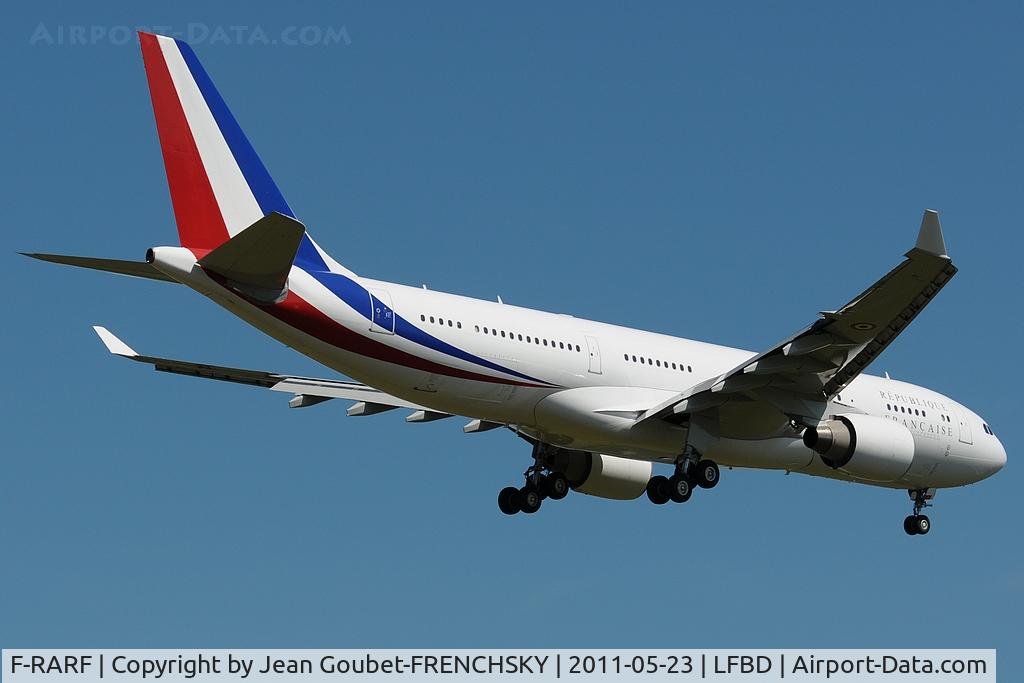 F-RARF, 1999 Airbus A330-223 C/N 240, FAF ONE touch and go