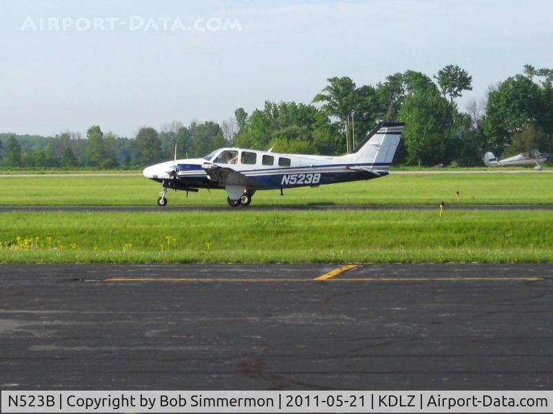 N523B, 2007 Hawker Beechcraft Corp G58 Baron C/N TH-2184, Departing Delaware, Ohio