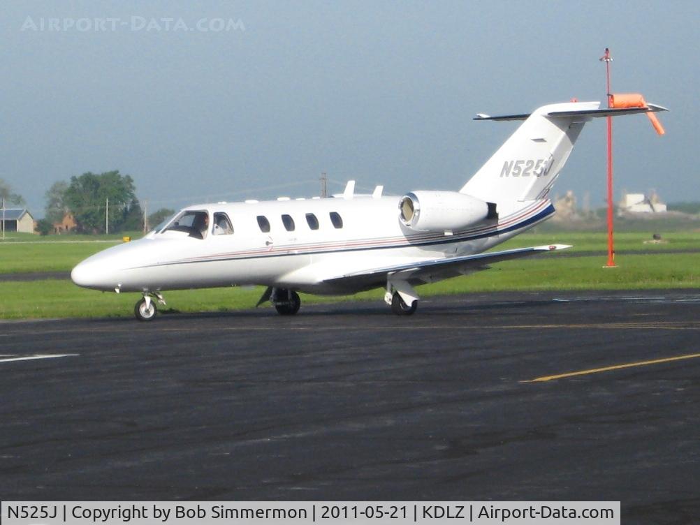 N525J, 1997 Cessna 525 C/N 525-0184, Departing Delaware, Ohio