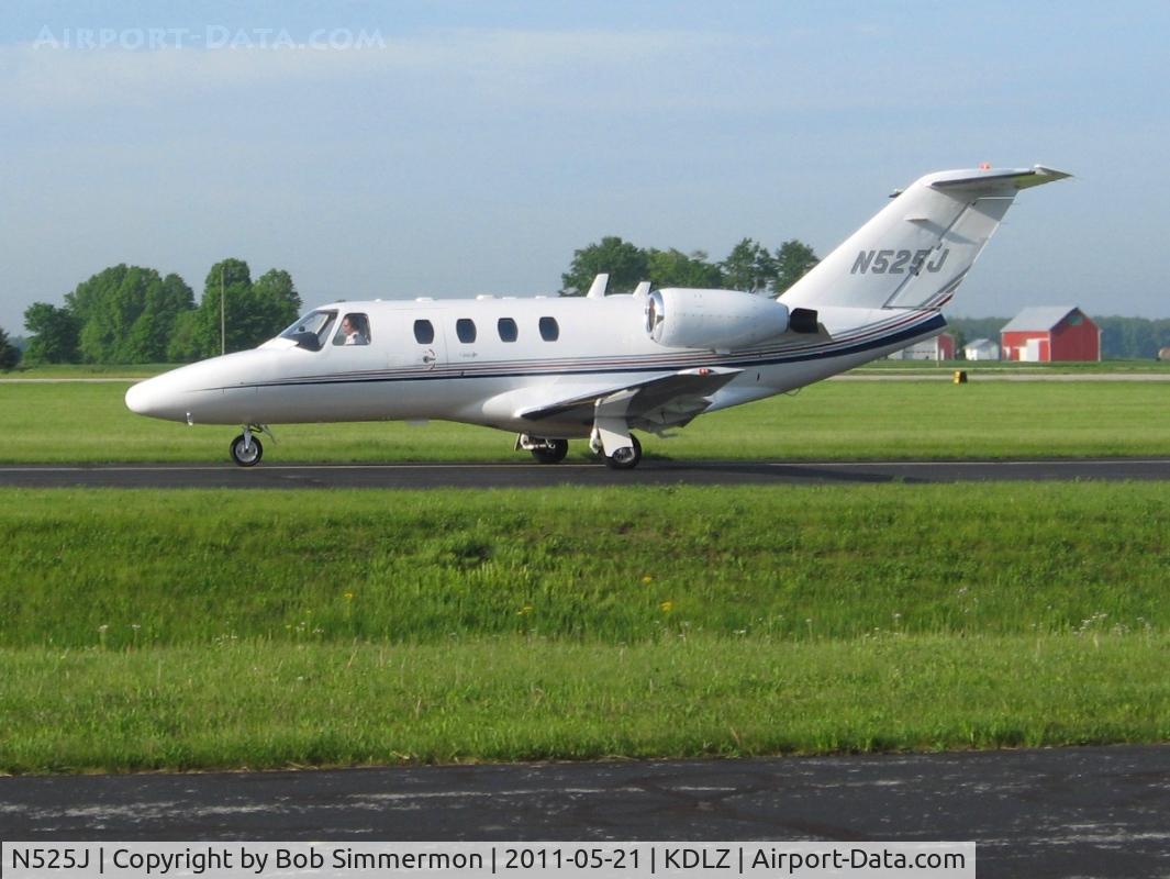 N525J, 1997 Cessna 525 C/N 525-0184, Departing Delaware, Ohio