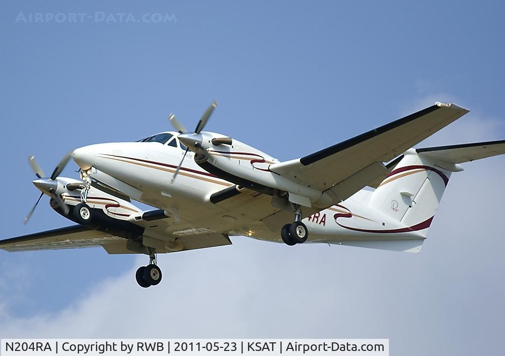 N204RA, 2005 Raytheon Aircraft Company B200 C/N BB-1885, Landing 12R