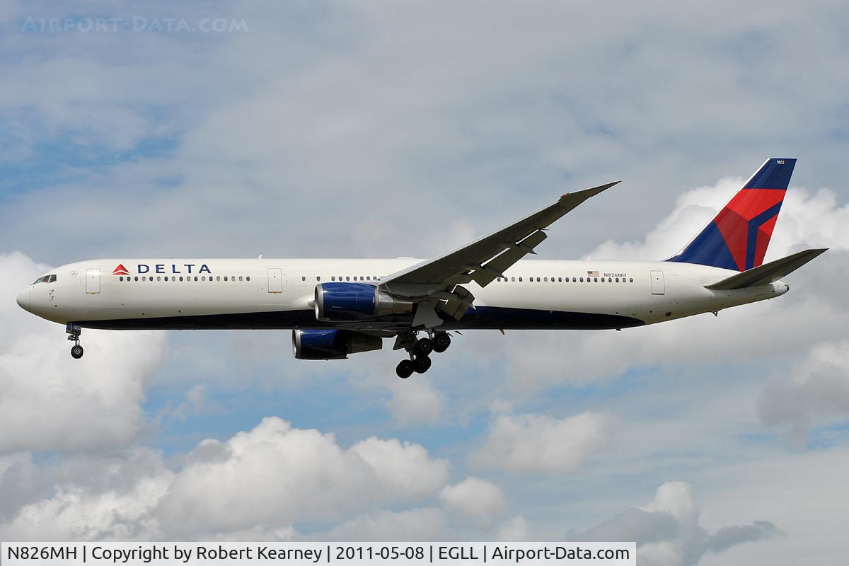 N826MH, 1999 Boeing 767-432/ER C/N 29713, Approaching r/w 27L