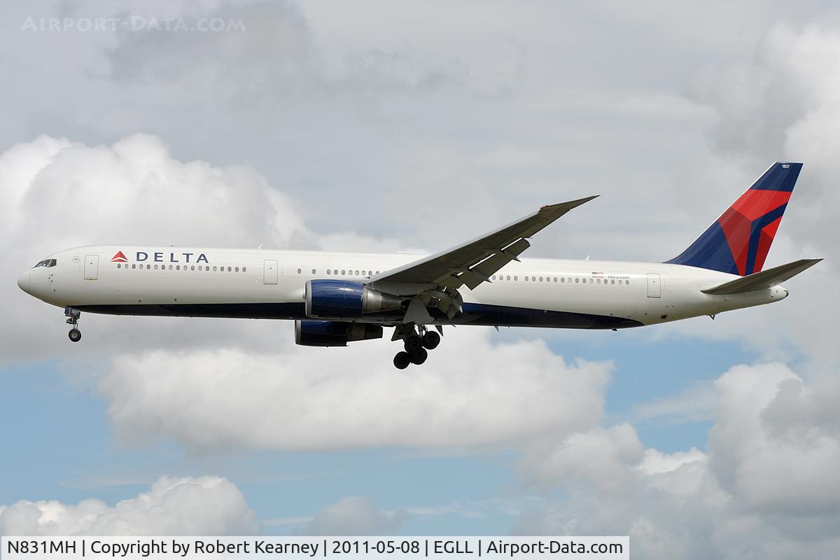N831MH, 2000 Boeing 767-432/ER C/N 29702, Approaching r/w 27L