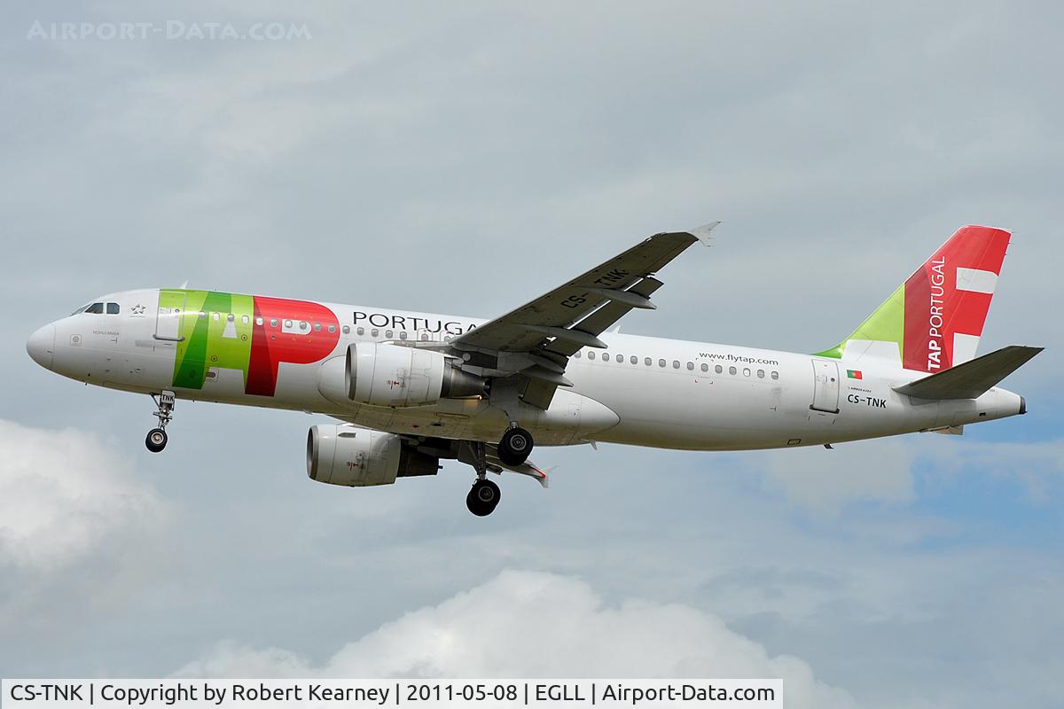 CS-TNK, 2000 Airbus A320-214 C/N 1206, Approaching r/w 27L
