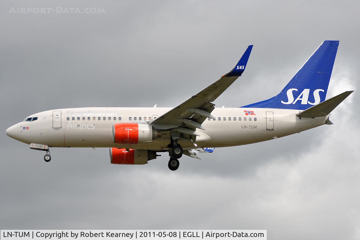 LN-TUM, 2002 Boeing 737-705 C/N 29098, Approaching r/w 27L