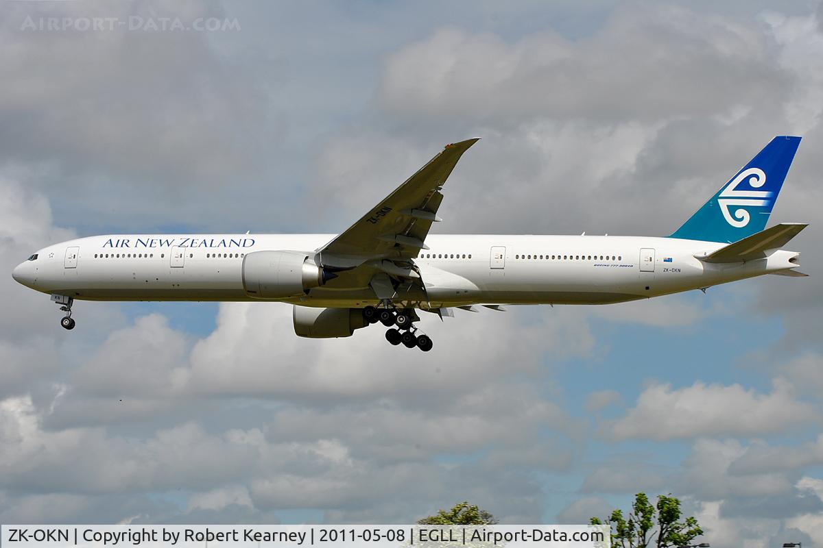 ZK-OKN, 2010 Boeing 777-306/ER C/N 38406, Approaching r/w 27L