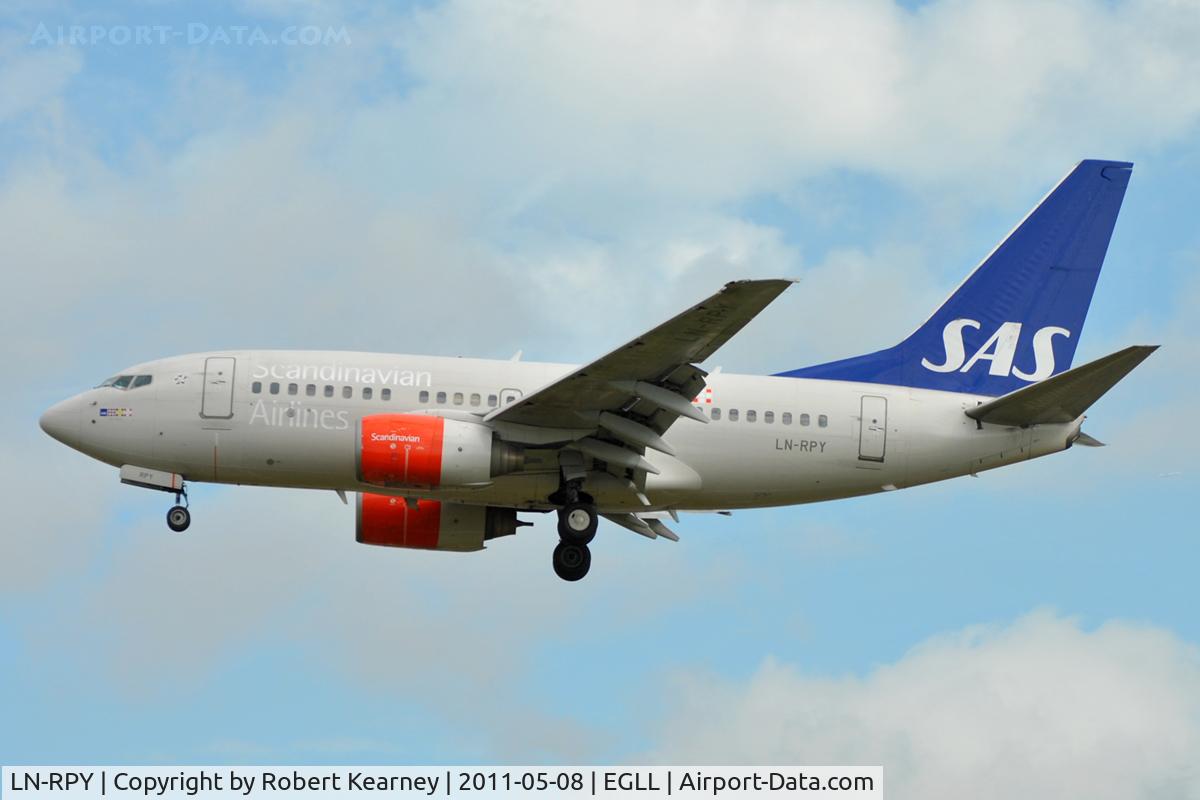 LN-RPY, 1998 Boeing 737-683 C/N 28292, Approaching r/w 27L