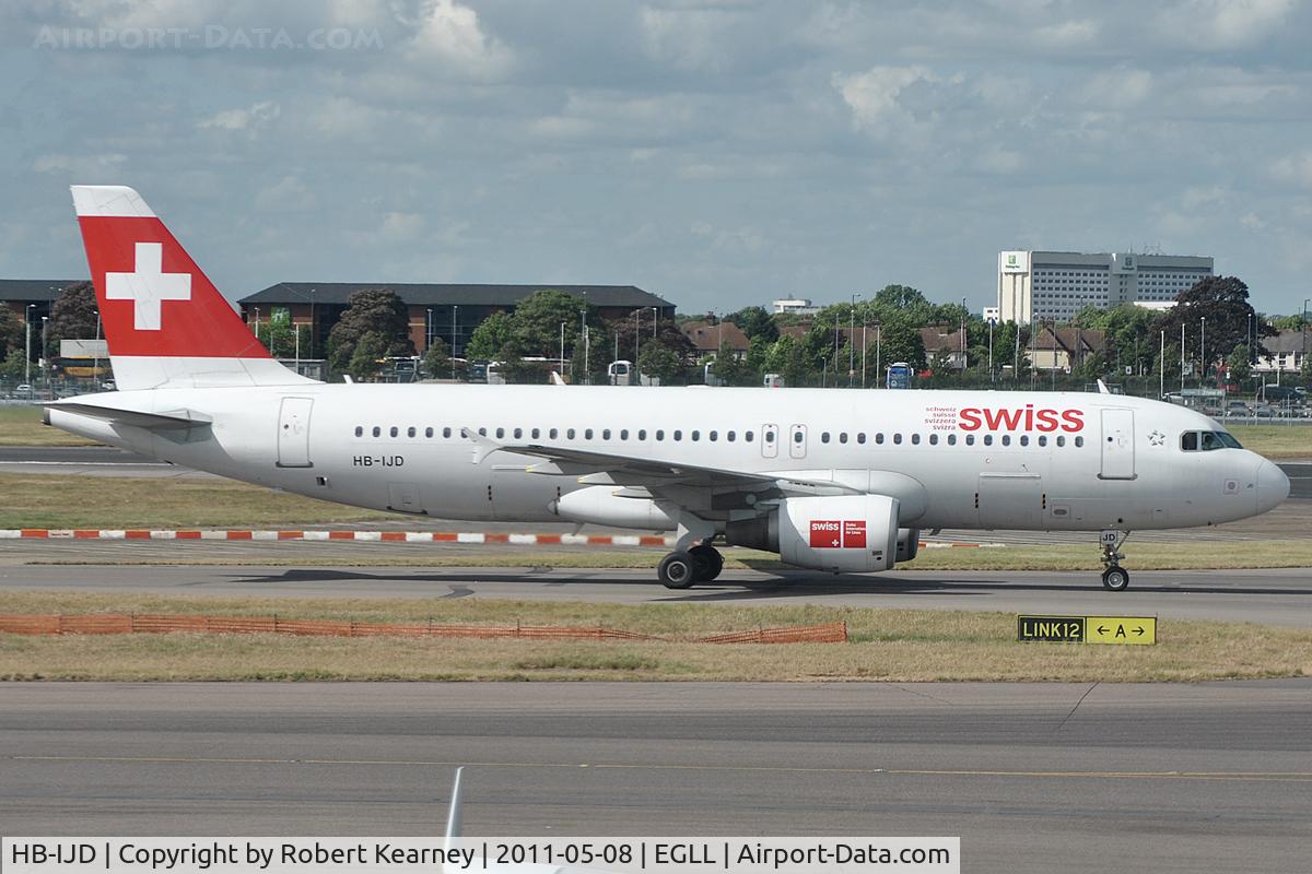 HB-IJD, 1995 Airbus A320-214 C/N 553, Taxiing to stand after arrival