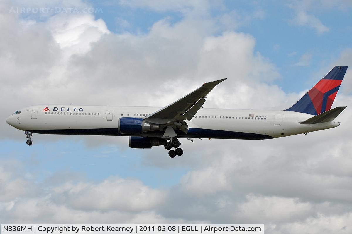 N836MH, 2000 Boeing 767-432/ER C/N 29709, Approaching r/w 27L