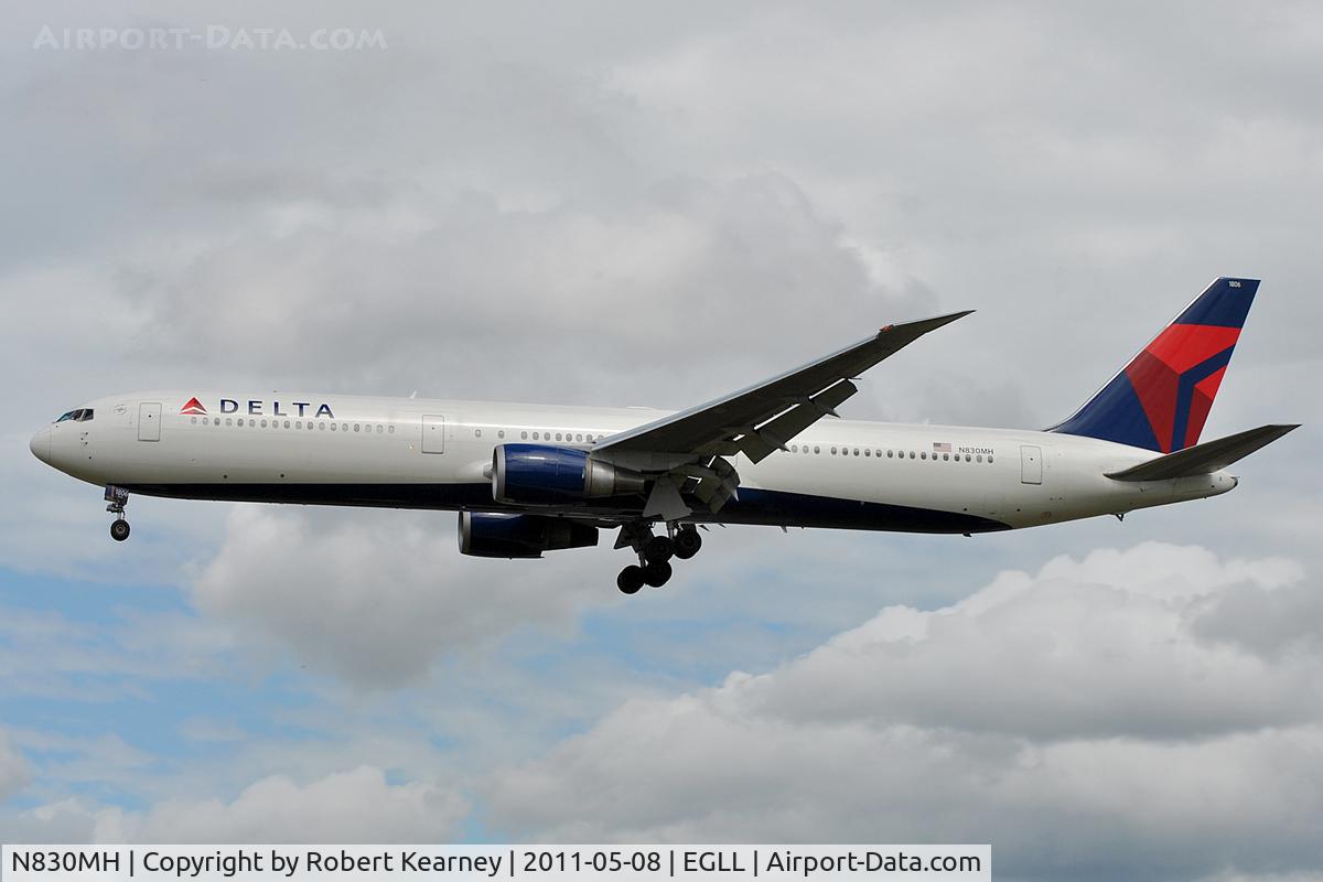 N830MH, 2000 Boeing 767-432/ER C/N 29701, Approaching r/w 27L